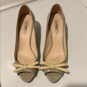Prada Patent Beige Peep-Toe Pumps Grey with Cream Bow